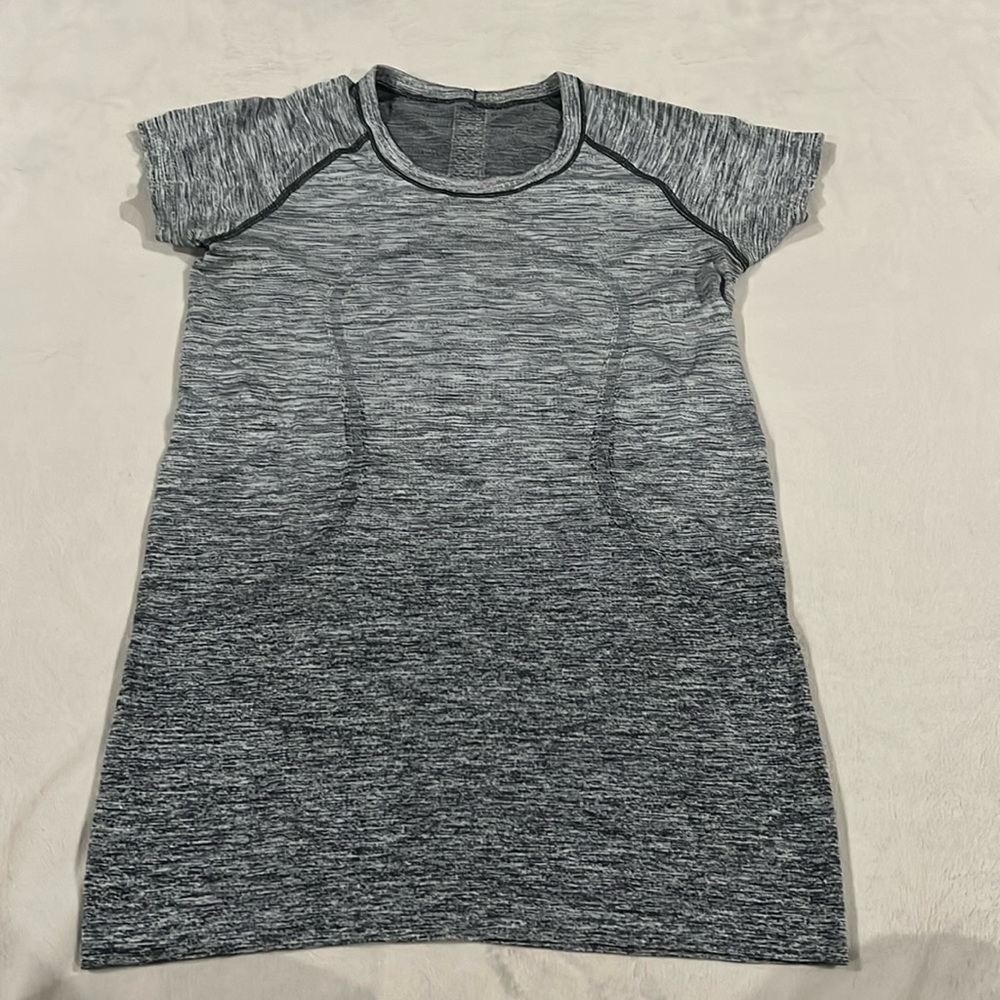 Lululemon size 6 ombre swiftly tech short sleeve top